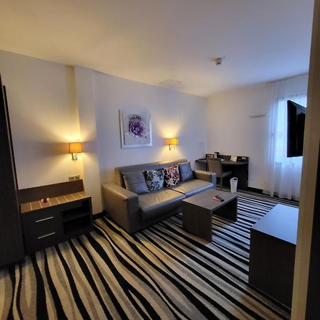 Kyriad Saint Quentin En Yvelines - Montigny Экстерьер фото