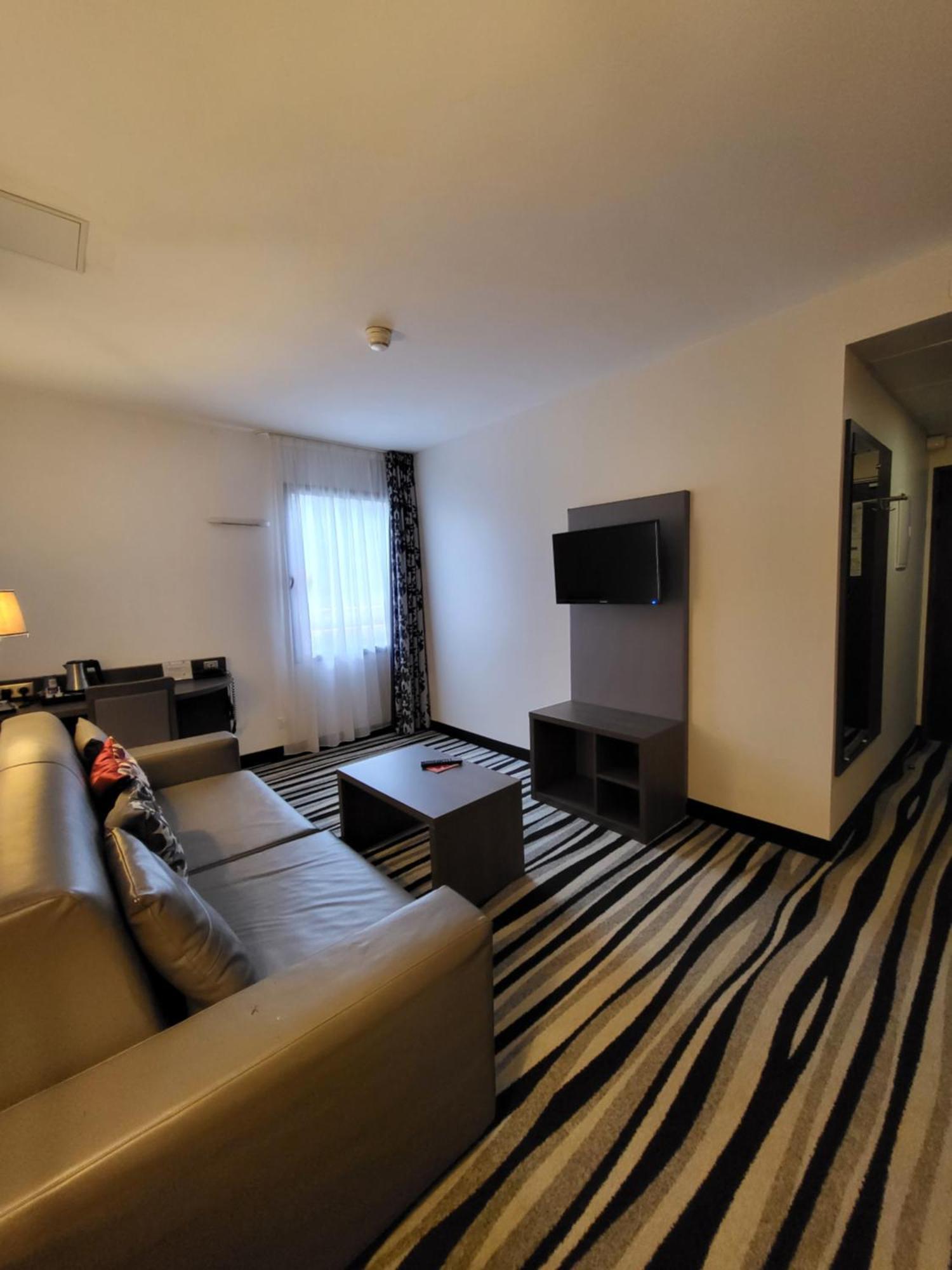 Kyriad Saint Quentin En Yvelines - Montigny Экстерьер фото