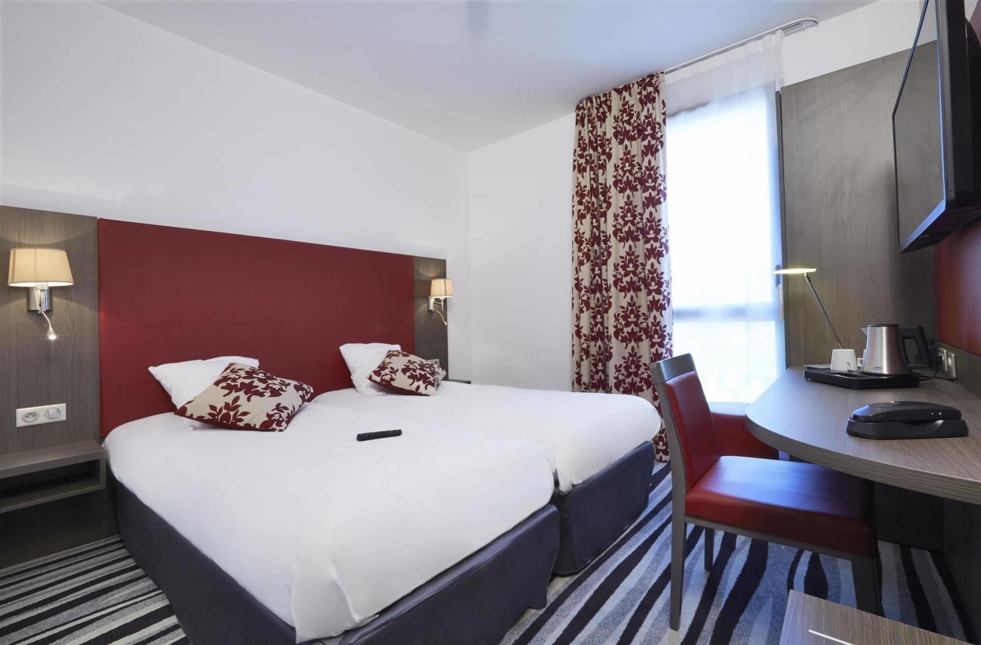 Kyriad Saint Quentin En Yvelines - Montigny Экстерьер фото