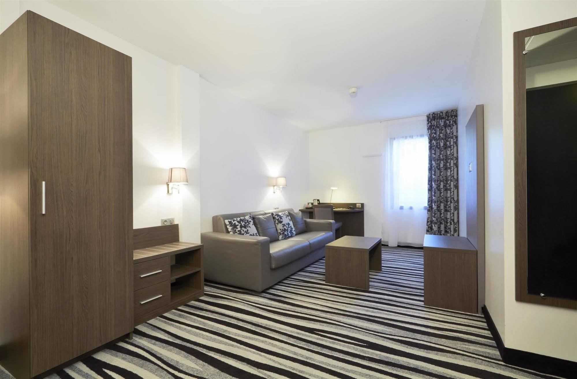 Kyriad Saint Quentin En Yvelines - Montigny Экстерьер фото