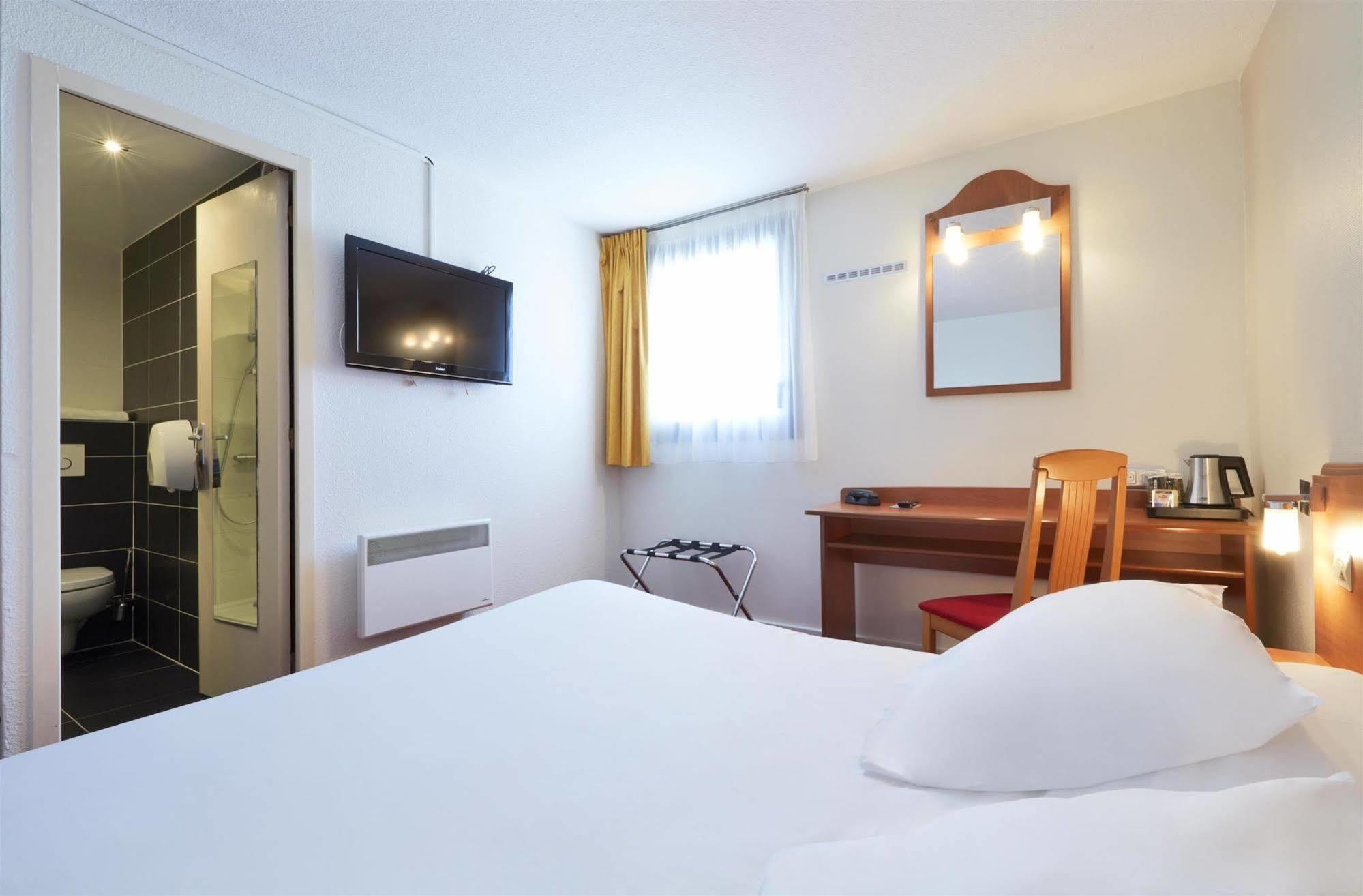 Kyriad Saint Quentin En Yvelines - Montigny Экстерьер фото