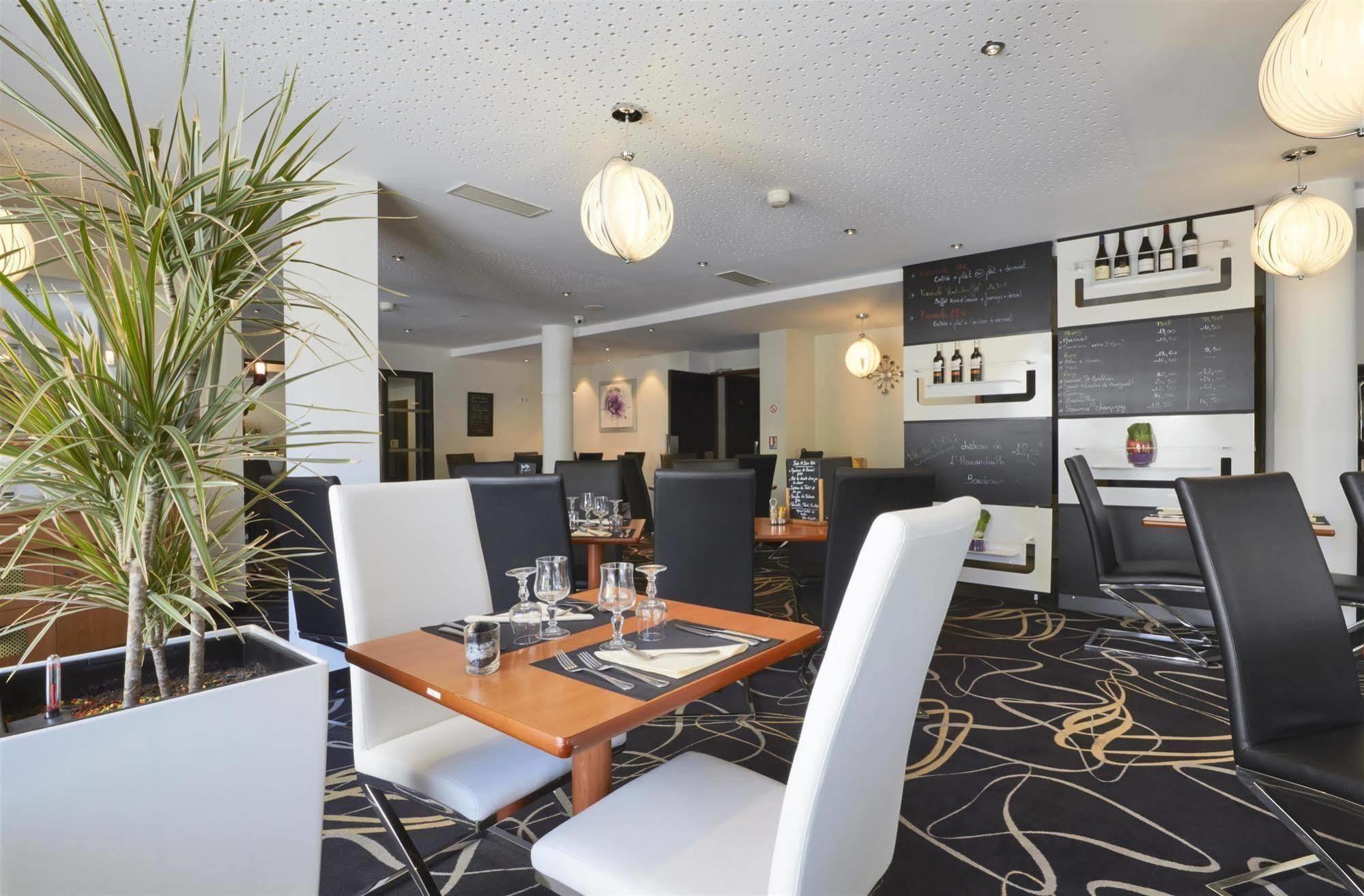 Kyriad Saint Quentin En Yvelines - Montigny Экстерьер фото